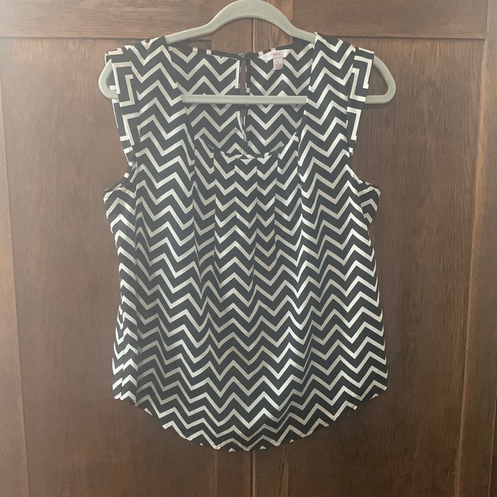 Candie’s sleeveless blouse. Black and white pattern.